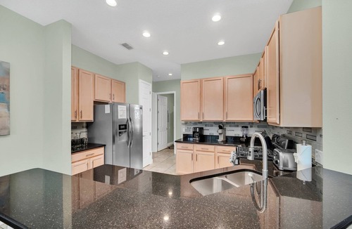 West Kissimmee House | 8 Mins To Disney W/Poolside Theater, South Facing Private Pool, Spa & Game Room