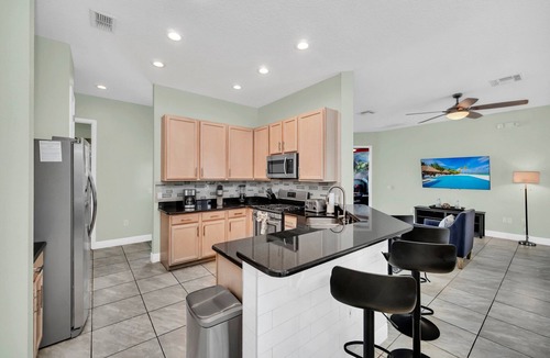 West Kissimmee House | 8 Mins To Disney W/Poolside Theater, South Facing Private Pool, Spa & Game Room