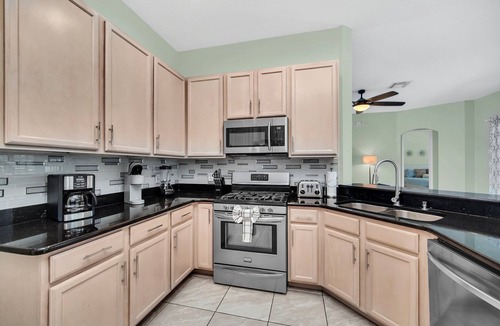 West Kissimmee House | 8 Mins To Disney W/Poolside Theater, South Facing Private Pool, Spa & Game Room