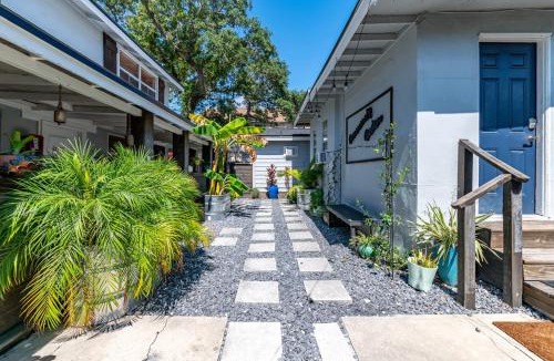 St. Petersburg - Clearwater Apartment | 9 Units Shared Courtyard Sleeps 26