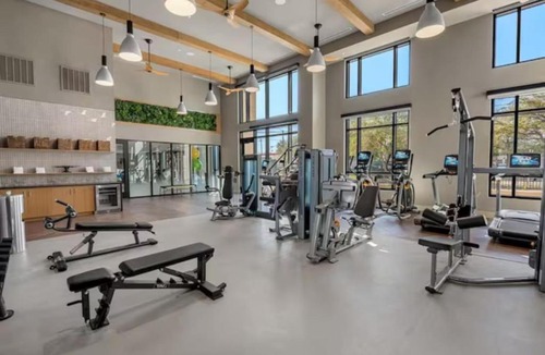 Oakford Park Apartment | A+ Cozy 2 BD Apartment | Walk to Raymond James!