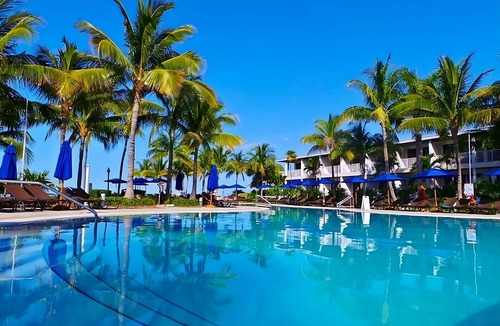 Marathon Hotel | A Place You'll Surely Enjoy! Full Kitchen, Outdoor Swimming Pool!