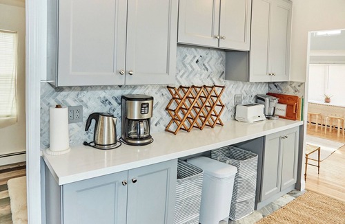 Queens House | A serene 2 Bdrm bungalow just one block from the beach, just off the beaten path