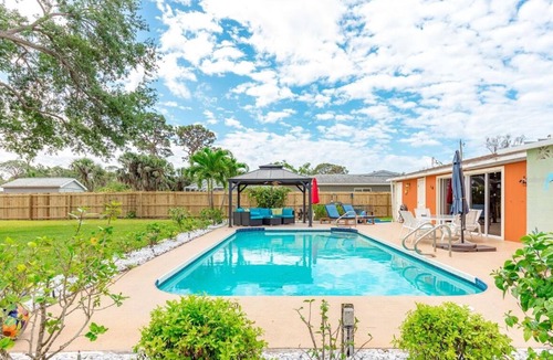 Venice House | A short Walk to Venice Beach! Family-Friendly house with private pool!