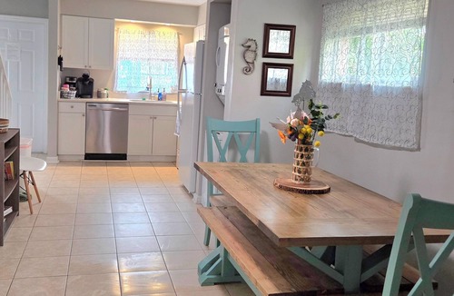 Iona House | A Tropical Paradise, 2-bedroom townhouse with AC, WiFi, & pool in Ft. Myers