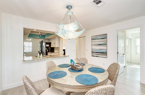 Bradenton Beach Condo | Absolute Anna Maria-Private Beach Access-Beach 1 Minute Walk-Heated Pool-Free Wi