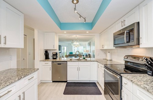 Bradenton Beach Condo | Absolute Anna Maria-Private Beach Access-Beach 1 Minute Walk-Heated Pool-Free Wi