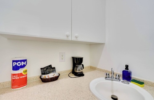 Naples Apartment | Access to 10,000 Islands: Resort-Style Naples Gem!