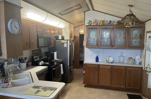 Sarasota House | Adorable 1/1 in coveted Sarasota Lakes!