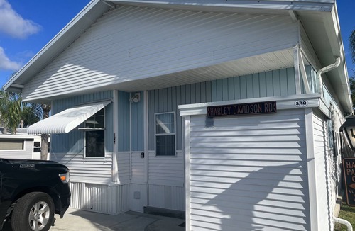 Sarasota House | Adorable 1/1 in coveted Sarasota Lakes!