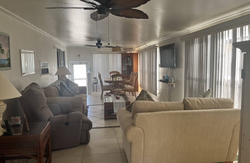 Sarasota House | Adorable 1/1 in coveted Sarasota Lakes!