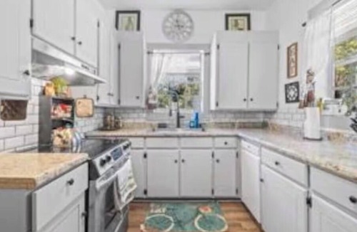 Dothan House | Adorable 2-bedroom house with AC in nice Dothan neighborhood