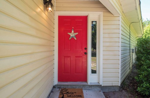 Kingsland House | Adorable 3/2, with community pool and centrally located
