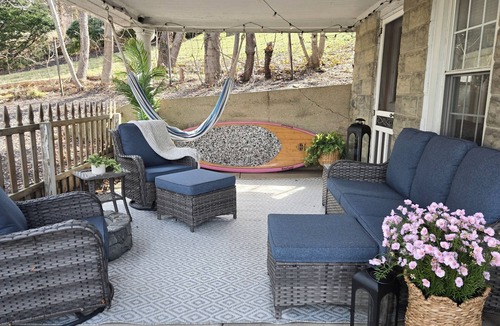 Halesite House | Adorable Cottage with Water Views, Across the street from Prime & other eateries
