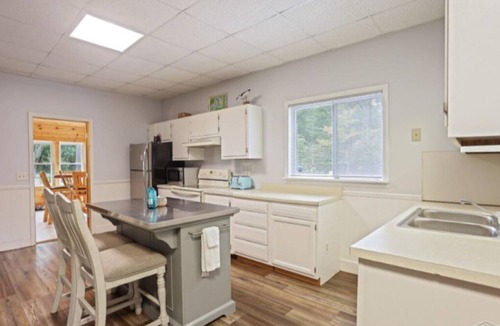 Au Gres Cabin | Adorable Schnitzel Creek cabin with private beach access & a rentable boat slip