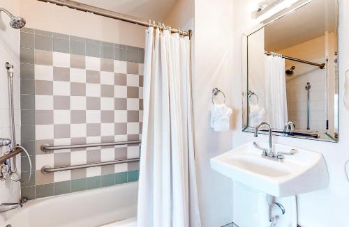 Gulf Place Apartment | Adorable studio for two just steps from the beach - shared pool & tennis courts