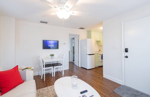 Dunedin Cottage | Adorable Villa 1 min to Downtown Dunedin