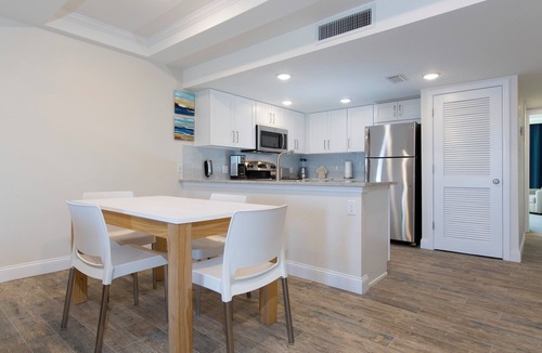 Indian Shores Hotel | Adventure Awaits! 2 Spacious Units, Near Suncoast Seabird Sanctuary, Kitchen, Pool, Fishing