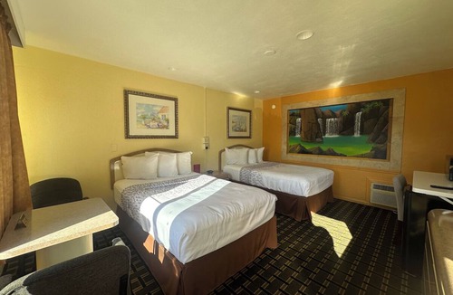 Daytona Beach Hotel | Affordable 2 Queens Near Sun Splash Park – Less than 4 Miles Away - 4 Units!