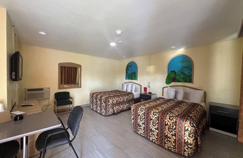 Daytona Beach Hotel | Affordable 2 Queens Near Sun Splash Park – Less than 4 Miles Away - 4 Units!