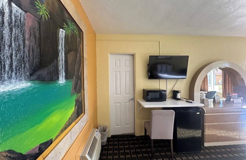 Daytona Beach Hotel | Affordable 2 Queens Near Sun Splash Park – Less than 4 Miles Away - 4 Units!