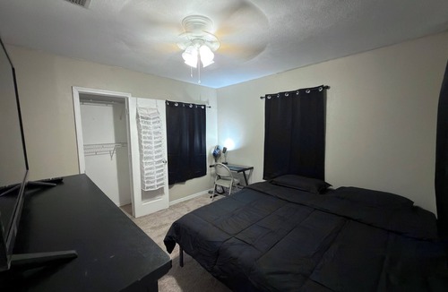 Thonotosassa Bed & Breakfast | Affordable private room King bed in Thonotosassa, shared space