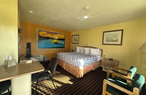 Daytona Beach Hotel | Affordable Room with King Bed & Essentials – 10 Min Drive to Daytona Beach