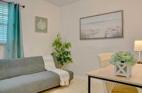 Pinecrest West Park House | Airport & Stadium Hub with Coastal Vibes and Patio