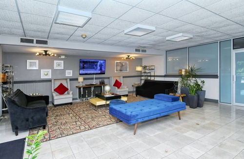 Trailer Estates Hotel | All-New, First Floor, Bunk Bed, Huge Pool, 70" TV, Tiki Bar!