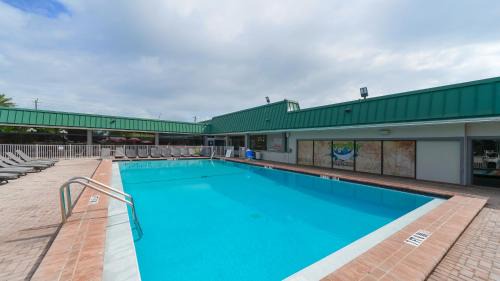 Trailer Estates Apartment | All-New, Ground-Floor, Huge Pool, Tiki Bar & Grill