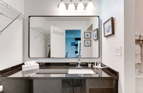 Trailer Estates Hotel | All-New, Huge Pool, 70" TV, Bunk Beds, Tiki Bar & Grill!