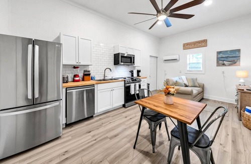 Gulfview Heights Cottage | All the space you need 4 a beach vacay! 10 minutes 2 the beach! Private driveway