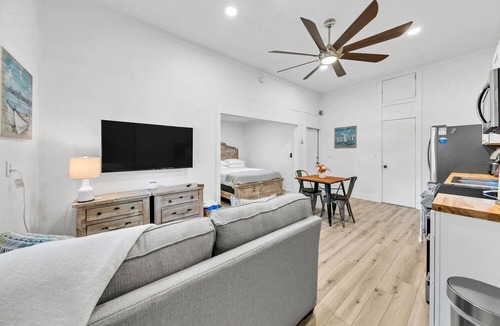 Gulfview Heights Cottage | All the space you need 4 a beach vacay! 10 minutes 2 the beach! Private driveway