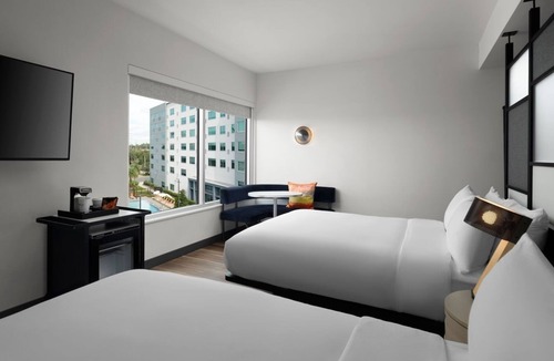 Williamsburg Hotel | Aloft Orlando | 2 Queen Room | Minutes to Universal Orlando & EPIC Universe
