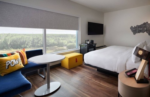 Williamsburg Hotel | Aloft Orlando at SeaWorld | Aloft King | Near Discovery Cove & Aquatica