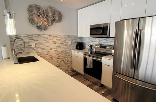 Hollywood South Central Beach Condo | AMAZING 2BR 2BA NEWLY RENO BEACHFRONT APT W/BEACH VIEW