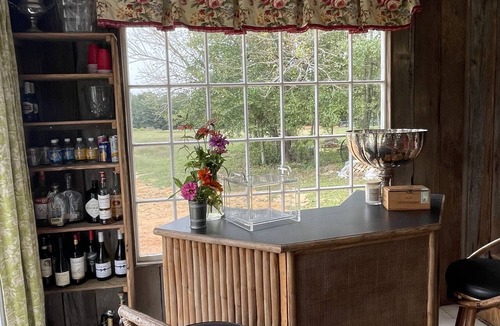 South Carolina Lakes & Blackwater Rivers Cabin | Amazing Barn Lodge on 100 ac Farm, minutes into fun Aiken. Dog & Horse friendly!