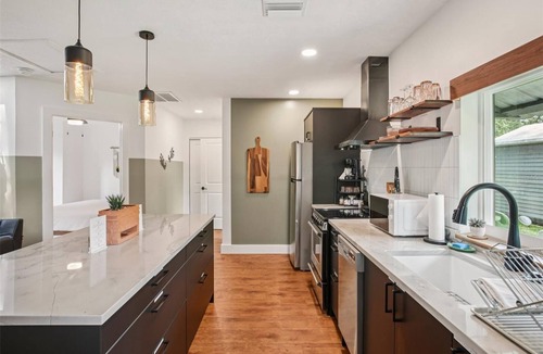 Bearss Plaza Cottage | Amazing cottage in sunny Tampa close to everything.