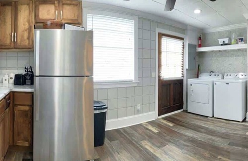 Statesboro House | Amazing Cottage -Located on Blue Mile-Close to GSU