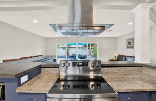 St. Petersburg - Clearwater House | Amazing Home with Heated Pool! Sleeps 10! Book Now! Minutes from everything.