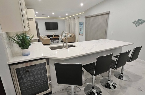 Tropic Palms House | Amazing modern home on peaceful street