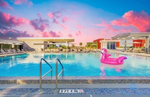 Hollywood Condo | Amazing Pool|Hot Tub+ Gym|Hollywood Beach