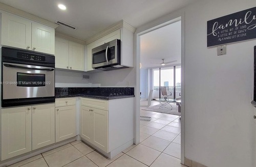 Hollywood South Central Beach Condo | An Oceanfront Resort-like Condo apartment Offers 1 BR & 1.5 Baths.