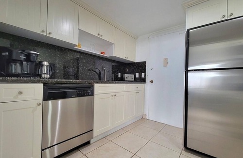Hollywood South Central Beach Condo | An Oceanfront Resort-like Condo apartment Offers 1 BR & 1.5 Baths.