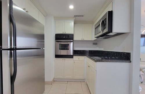Hollywood South Central Beach Condo | An Oceanfront Resort-like Condo apartment Offers 1 BR & 1.5 Baths.