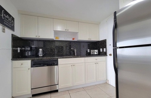 Hollywood South Central Beach Condo | An Oceanfront Resort-like Condo apartment Offers 1 BR & 1.5 Baths.