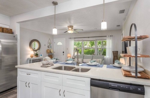 Arlington Park House | Annie's Escape | 5min->Downtown | HotTub