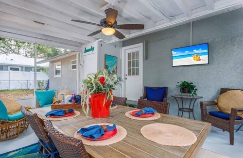 Arlington Park House | Annie's Escape | 5min->Downtown | HotTub