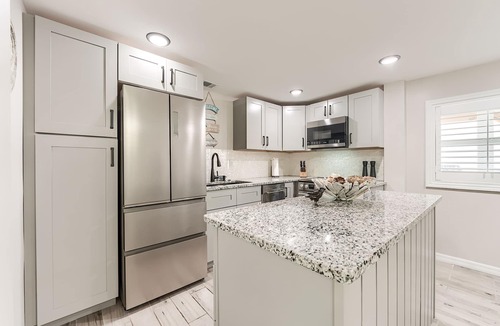 Fort Myers Beach Apartment | Approx.720 ft to Beach, Pool, Walk to restaurants, Beach Gear, Full Kit, WD, BBQ