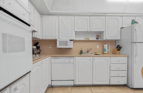 Hollywood South Central Beach Condo | Apt w/2 Queen Beds and Canal View at Tides